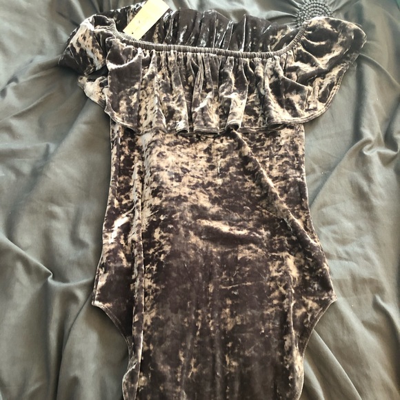 American Eagle Off The Shoulder Velvet Bodysuit - Picture 4 of 4